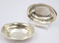 Auktion 363 / Los 11016 <br>2x kl. Silberschälchen-925- mit Monogramm, zus. 29 gr., H-1,4 cm, 7x5,2 cm