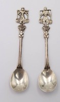 Auktion 363 / Los 11020 <br>2x kl. Hamburger  Gewürzlöffel mit Wasserträger-Paar, Silber geprüft, L-9 cm, zus.12 gr.