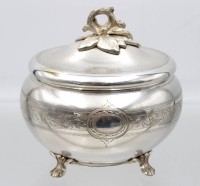 Auktion 363 / Los 11032 <br>schöne Zuckerdose um 1900, innen vergoldet, ungemarkt, versilbert, ca. H-12,3cm B-12cm