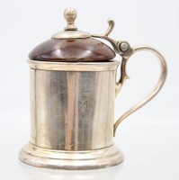 Auktion 363 / Los 11035 <br>Konfitürendose, WMF, versilbert, Holzdeckel, älter, Deckelscharnier leicht verbogen, Ziermonogramm, ca. H-8,8cm