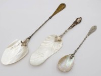 Auktion 363 / Los 11042 <br>3x div. Vorlegeteile mit Laffen aus Perlmutt, 19. Jhd., Tortenheber Perlmutt lose, versilberte Stiele, ca. L-28cm