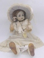 Auktion 363 / Los 12009 <br>Kämmer &amp; Reinhardt, Puppenkind von Simon Halbig, reizendes Kindergesicht, feiner Porzellankopf, blaue Schlafaugen, gestochene Ohrlöcher mit Ohrringen, Echthaarperücke, originaler Gliederkörper, schöne alte Kleidung, Höhe 43 cm,