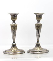 Auktion 363 / Los 15022 <br>Leuchterpaar um 1900, WMF Straussenmarke, Messing versilbert, 1x leicht verbogen, ca. H-20cm