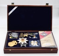 Auktion 363 / Los 7007 <br>Kasten mit div. Göde-Orden u. Abzeichen, 25 Stück davon 18x mit Zertifikat