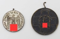 Auktion 363 / Los 7008 <br>2x Medaillen, 2. WK, Deutsche Volkspflege, Treue Dienste in der Wehrmacht 4 Jahre, ALtersspuren, beide Henkel defekt