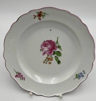 Auktion 363 / Los 8056 <br>gr. Teller "Meissen" rote Rose, 1.Wahl, , Schwertermarke mit Stern um 1800, D-24 cm