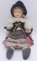 Auktion 363<br>Trachtenmädchen mit Massekopf (rückseitig mit Riss), Stöffkörper, H-ca. 45 cm