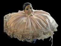 Auktion 363<br>Sofa Puppe mit bemalten Keramikkopf H-ca. 17 cm, D-ca. 30 cm