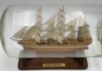 Auktion 363<br>übergrosses Flaschenschiff "Gorch Fock II" auf Ständer, Flasche D-23 cm, L-50 cm, wohl 5 Liter