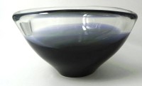 Auktion 363<br>schwere Dreieck-Rauchglasschale, H-10 cm, D-17 cm