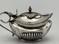 Auktion 363<br>Senftopf mit Löffelchen, Silber-925-, Sheffield 1904, H-5,5 cm, 53 gr