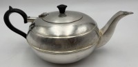 Auktion 363<br>flache Teekanne "Leinster" EPNS, plated, eine Seite kl. Dellen, H-10 cm, L-gesamt 26 cm