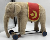 Auktion 363<br>Steiff Zirkuselefant auf Rollen, Nr. 1335, 1949, nur Knopf, Mohairplüsch mit Metallgestell und Hartholzrollen, H-33 cm, L-ca. 41 cm