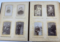 Auktion 363<br>gr. Gründerzeit-Fotoalbum voller Fotos um 1900, viele Kindermotive, Album fast voll, 28x23 cm