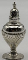 Auktion 363<br>Silber Zuckerstreuer auf Stand, H-10,5 cm, 36 gr