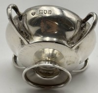 Auktion 363<br>Gewürzschälchen auf Stand mit 4 Henkel, Silber-925-, London 1931, H-4 cm, 42 gr