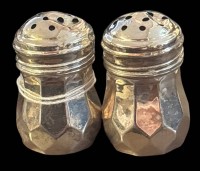 Auktion 363<br>Paar kl. Salzstreuer-925-, 1xDeckel verdellt, H-3,5 cm. zus. 8 gr.