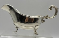 Auktion 363<br>Silber-835- Sauciere auf drei Beinen, Handarbeit 176 gr, H-10 cm, L-19,5 cm