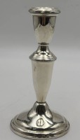 Auktion 363<br>engl. Kerzenhalter, Sterling-925- weighted, H-16 cm, kl. Gebrauchsspuren, 284 gr