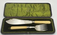 Auktion 363<br>Fisch-Vorlegeteile in Kasten, England, Klinge und  Gabel massiv Silber-925-, Sheffield 1899,  220  gr