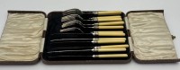 Auktion 363<br>Fischbesteck in Kasten, plated, kpl. für 6 Personen, Griff-Montur Sterling Silver, Klingen/Gabeln plated, tw. berieben