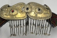 Auktion 363<br>wohl osmanischer Gürtel mit Silberschnalle (geprüft), vergoldet, mit Farbsteinen, L-ca. 90 cm, guter Zustand, wohl Mitte 20.Jhd., Gürtel B-5 cm, Schnalle gesamt L-23 cm