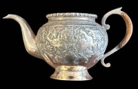 Auktion 363<br>kl. Kännchen, Silber, wohl China/Vietnam?, Reiherdekor, H-7 cm, L-12 cm, 99 gr., ion Boden undeutlich gemarkt, geprüft