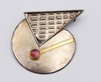 Auktion 363<br>Design-Brosche, Silber, lila Stein, wohl Goldauflage, ca. 4,5 x 5,5cm
