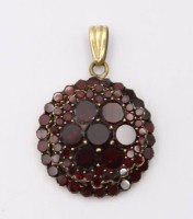 Auktion 363<br>Granat-Anhänger, wohl ehem. Brosche, vergoldet, ca. D-2,5cm