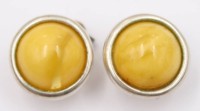 Auktion 363<br>Paar Butterscotch-Bernstein-Ohrstecker, 925er Fassung, 3,3gr., ca. D-0,7cm