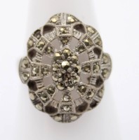 Auktion 363<br>935er Silber-Ring mit Markasitenbesatz, älter, 3 Steine fehlen, RG 57, ca. 7gr.