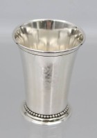 Auktion 363<br>Becher, Georg Jensen, Sterling, Nr. 107 D, minimale Druckstelle am Standring, ca. H-6,8cm 53,9gr.