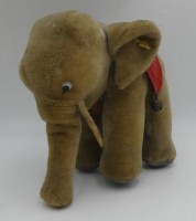 Auktion 372<br>grosser Steiff  Zirkuselefand, komplett, Fahne verwaschen, H-21 cm, L-24 cm