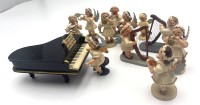 Auktion 363<br>11 Musikengel und 1 Klavier, älter, H-ca. 5,5 cm