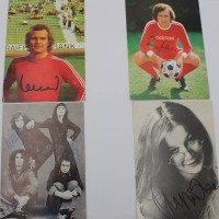 Auktion 363<br>4x Autogrammkarten mit Unterschriften, Beckenbauer, Hoenes, Slade und Maggie Mae