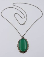 Auktion 363<br>gr. Anhänger, grüner Stein (Chalcedon ?) in 800er Fassung, an 835er Silberkette, zus. ca. 26,2gr., L-70cm, Anh. L-5,8cm