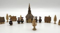 Auktion 363<br>5x Erzgebirge Kurrende-Sänger mit  5 Häuser, 1 Kirche, 5 Bäume, H-max 14 cm Kirche