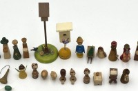 Auktion 363<br>ca. 60 Teile  alte Erzgebirge Figuren, Weihnachtsbaum-Anhänger, Pyramidenfiguren, Krippenfiguren, Teddys und Vögel mit 2 Vogelhäuschen, Schafe etc. usw.
