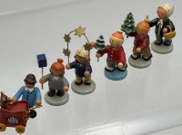 Auktion 363<br>6x kl. Erzgebirge Figuren, 1x mit Leierkasten, H-max. 4 cm