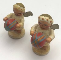 Auktion 363<br>2 Erzgebirge Engel mit Ball, H-4 cm