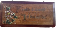Auktion 363<br>Wandtafel mit Spruch, Brandmalerei, 45x22 cm