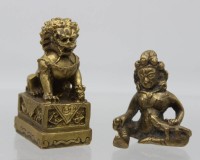 Auktion 363<br>kl. Bronze-Gottheit wohl Nepal sowie Tempelhund aus Messing, ca. 7cm