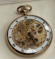 Auktion 363<br>Vergoldete, skelettierte Taschenuhr, Christ, Swiss made, beidseitig verglastes Gehäuse mit geripptem Mittelteil, weißer Zifferring mit römischen Zahlen, schwarze Zeiger, skelettiertes, reich graviertes Werk mit Ankergang, ,Ringunruh, Flachspirale und Stoßsicherung, 1980er-Jahre, D = 50 mm, Werk läuft, Kaufbeleg anbei, in OVP, neuwertig