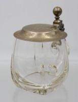 Auktion 363 / Los 10028 <br>Bierkrug um 1920, Zinndeckel mit div. Namensgravur und div. Datierungen, ca. H-13cm