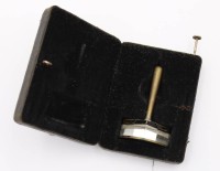 Auktion 363 / Los 16015 <br>altes Vermessungs-Winkelprisma in orig. Etui, ca. L-6cm