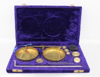 Auktion 363 / Los 16016 <br>Feinwaage in Etui, 3 kleinsten Gewichte fehlen