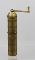 Auktion 363 / Los 16022 <br>Mokka-Mühle, Messing, älter, Gebrauchsspuren, ca. H-22cm