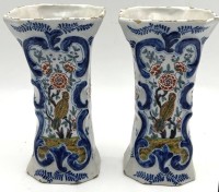 Auktion 363 / Los 9023 <br>Paar antike Vasen. Delft um 1700, signiert Rote Pinselmarke APK (Pieter Adriaen Kocks).Relief und Vogeldekor, mit Glasurabplatzern