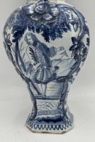 Auktion 363 / Los 9024 <br>Deckelvase mit Blaumalerei, Delft, 18.Jhd., H-29 cm, Glasurabplatzer, altrissig