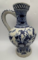 Auktion 363 / Los 9025 <br>gr. Delftkrug mit Blaumalerei, AK gemarkt, 19. Jhd, Altersspuren, Abplatzer etc.,  H-31 cm